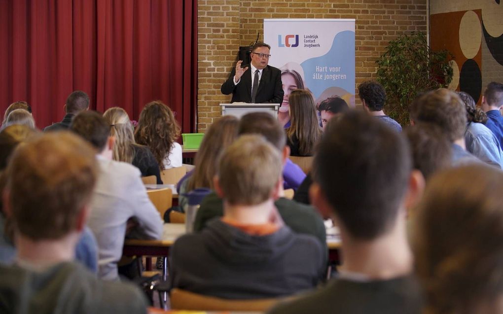 Het Landelijk Contact Jeugdwerk en Hervormd Jeugdwerk organiseerden afgelopen weekend een Bijbelstudieconferentie in Lage Vuursche. Zaterdag sprak ds. H. Polinder, christelijk gereformeerd predikant te Urk. beeld Klomp Creative