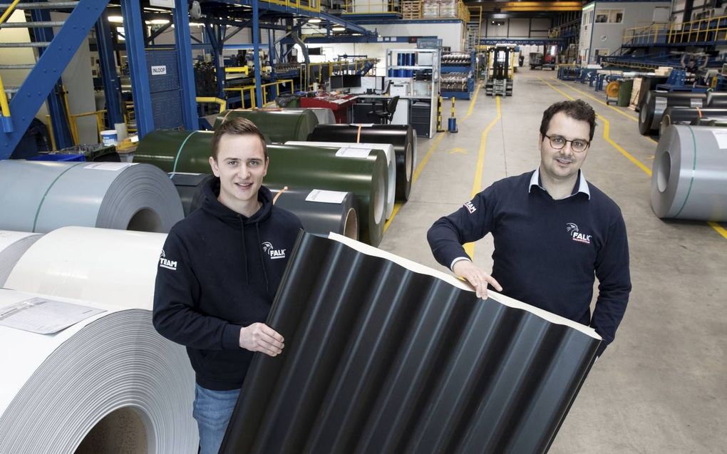 Patrick van Haaften (r.) en Hendry Jansen met het product dat FALK Bouwsystemen maakt: een sandwichpaneel. Het is als het ware een broodje (een sandwich) van twee dunne staalplaten gevuld met isolerend en brandvertragend PIR-schuim. beeld RD, Anton Dommer