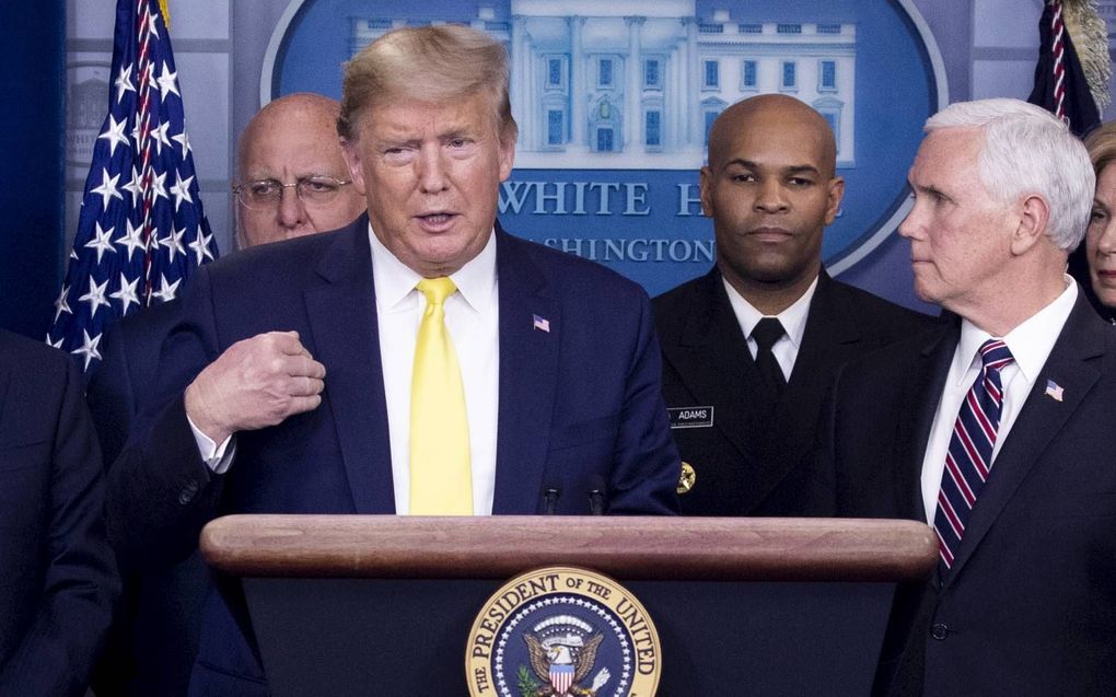 Veel politiek commentatoren zijn van mening dat de aanpak van Trump alles te maken heeft met zijn herverkiezing. Tot nu toe kon hij de goedlopende economie aanvoeren in zijn campagne. Wanneer echter het economisch tij omslaat, kan hij in november weleens