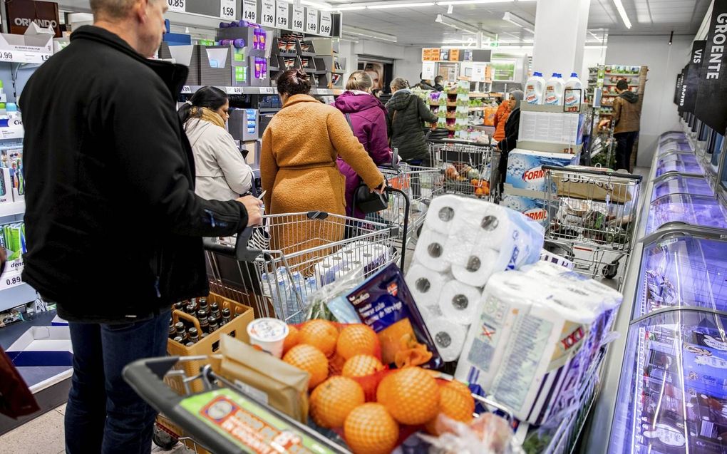 „In een van de meest producerende landen ter wereld loopt de aanvoer van producten nu spaak door het hamsteren.” beeld ANP, Jeffrey Groeneweg