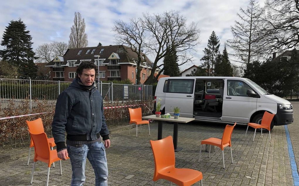 Activeringscoach Kees Berends van Ontmoeting in Harderwijk heeft buiten de inloop een plek ingericht waar bezoekers koffie kunnen drinken. beeld RD