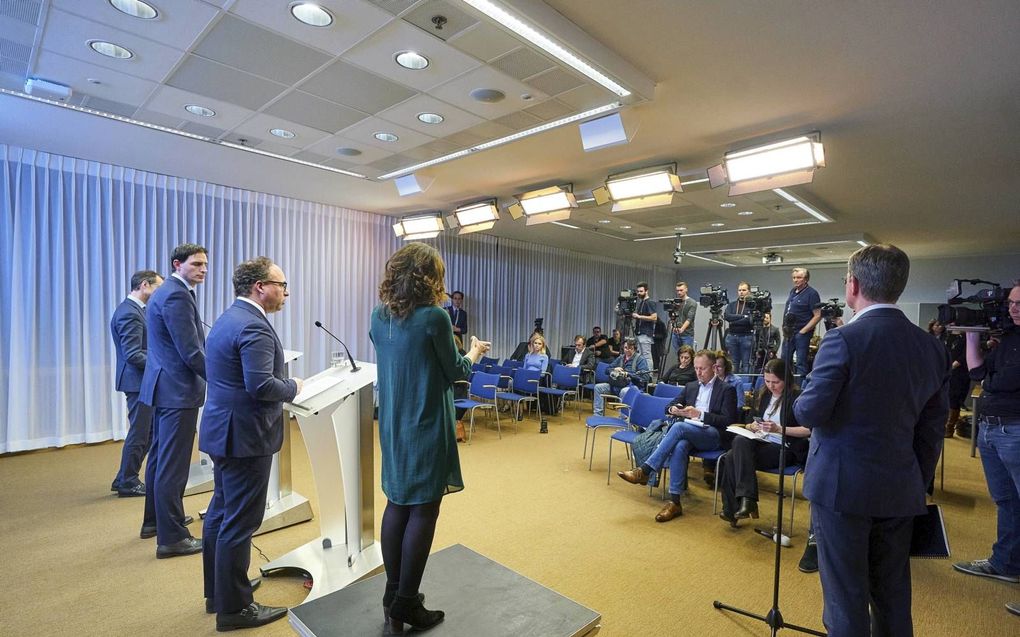 De ministers Eric Wiebes (Economische Zaken), Wopke Hoekstra (Financien) en Wouter Koolmees (Sociale Zaken en Werkgelegenheid) (v.l.n.r.) tijdens de persconferentie op het ministerie van Justitie en Veiligheid over de steunmaatregelen voor bedrijven die l