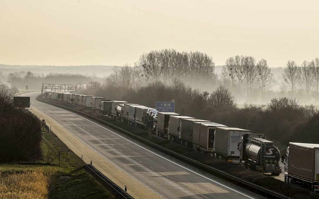 File bij Bautzen, Duitsland, in de richting van de grens met Polen, woensdag. beeld EPA, Filip Singer