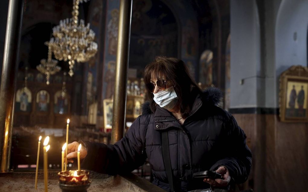 Orthodoxe kerken, zoals hier in Athene, weigerden aanvankelijk hun deuren te sluiten voor de erediensten. beeld EPA, Kostad Tsironis