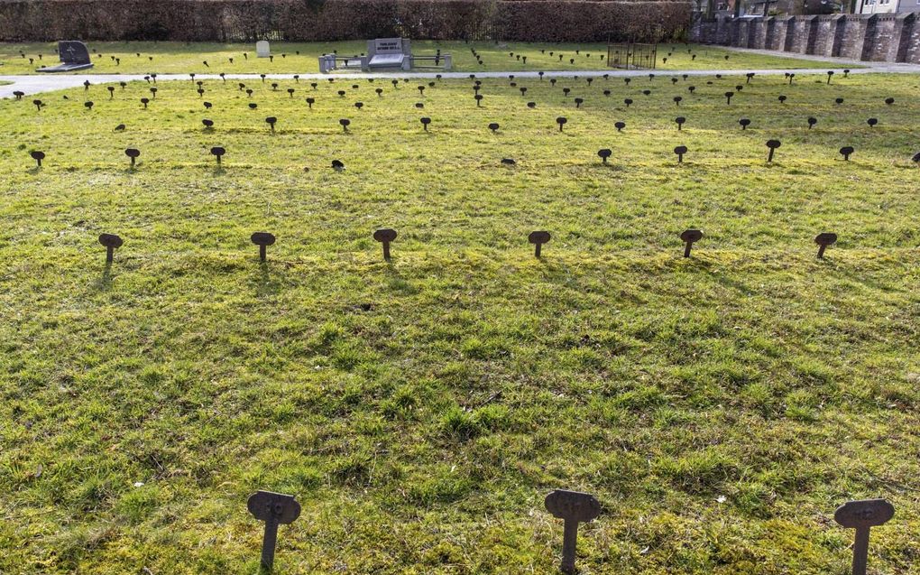 De Oude Begraafplaats in Huizen kenmerkt zich vooral door kale grafvelden met verroeste ijzeren paaltjes. Veerman: „Dit valt op het geloof terug te voeren. Als een Huizer worstelde, las hij in zijn Bijbel. En 1 Korinthe 15:26 staat: De laatste vijand, die