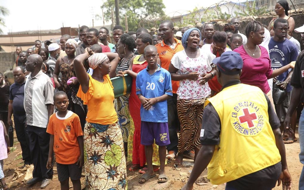 Juriaan Lahr, hoofd Internationale Hulpverlening van het Rode Kruis, vreest voor de uitbraak van corona in landen die door crises als ebola, droogte en sprinkhanenplaag verder verzwakt zijn. Foto: Rode Kruis-medewerkers begraven ebolaslachtoffers in Sierr