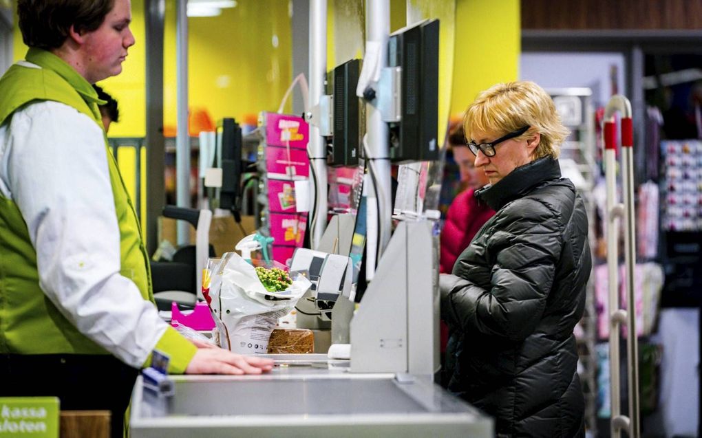 Klanten doen dinsdagochtend hun boodschappen in een filiaal van PLUS in het Brabantse Engelen. Meer supermarkten kiezen er in navolging van Albert Heijn en Jumbo voor om maatregelen te treffen om besmetting van personeel en klanten met het coronavirus te 