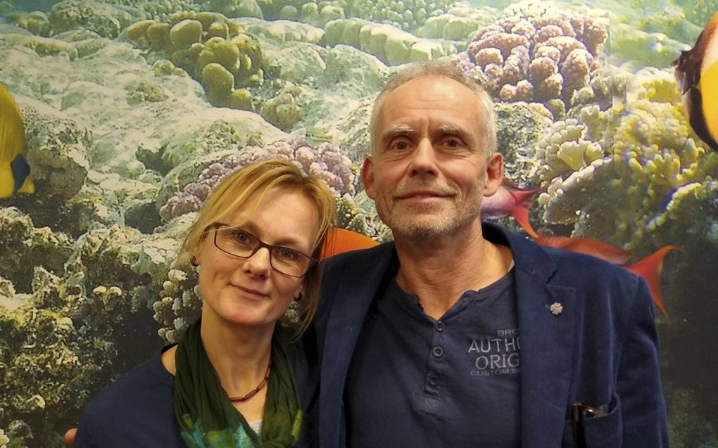 Jan van de Beek met zijn vrouw Carina van de Beek. De Voorthuizenaar ontwierp een escaperoom over de schepping. beeld RD