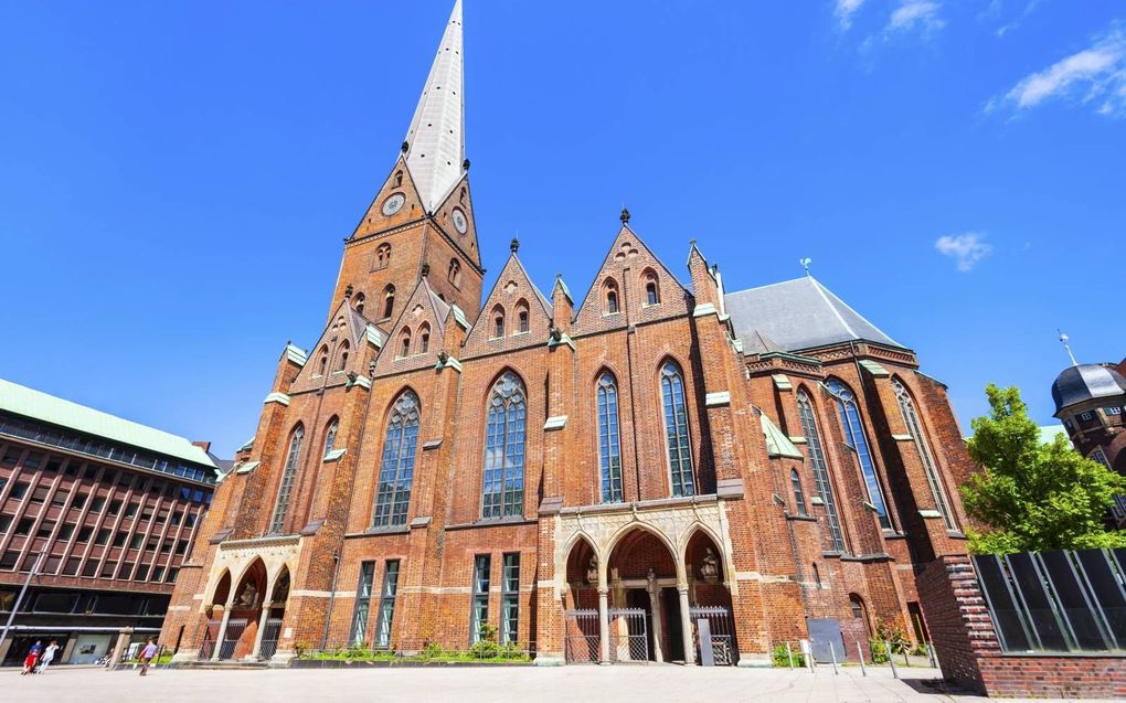 Vanuit de Sint-Petruskerk in Hamburg biedt de Evangelisch-Lutherse Kerk kosteloos telefonische zielzorg. beeld Getty Images/iStockphoto