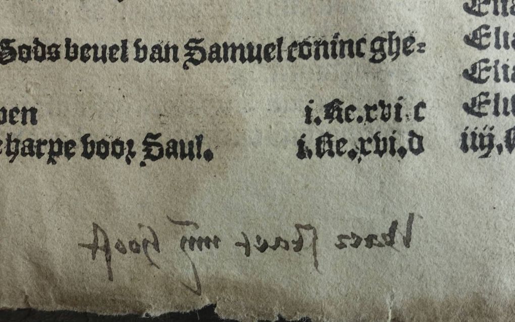 De aantekeningen in spiegelbeeld in de Utrechtse Bijbel. beeld Universiteit Utrecht, THO RAR 1-26