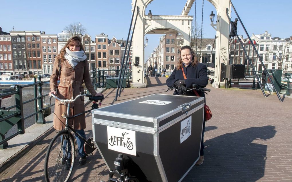 Straatpastor Hanna Wapenaar (r.), hier samen met een college van de diaconie, rijdt met een koffiefiets door Amsterdam, op zoek naar dak- en thuislozen. „Mensen zijn blij dat we hen niet in de steek laten.” beeld Ronald Bakker