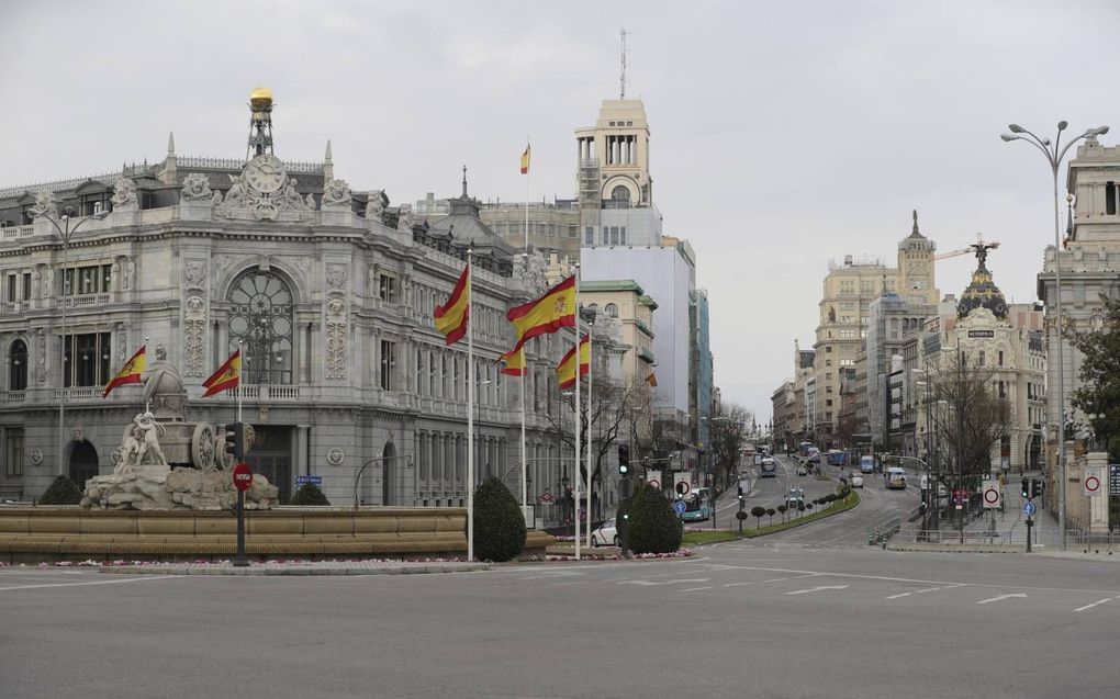 Lege straten in Madrid, maandagmorgen. Het land ging vanaf maandag in een volledige lockdown. beeld EPA, Juaanjo Martin