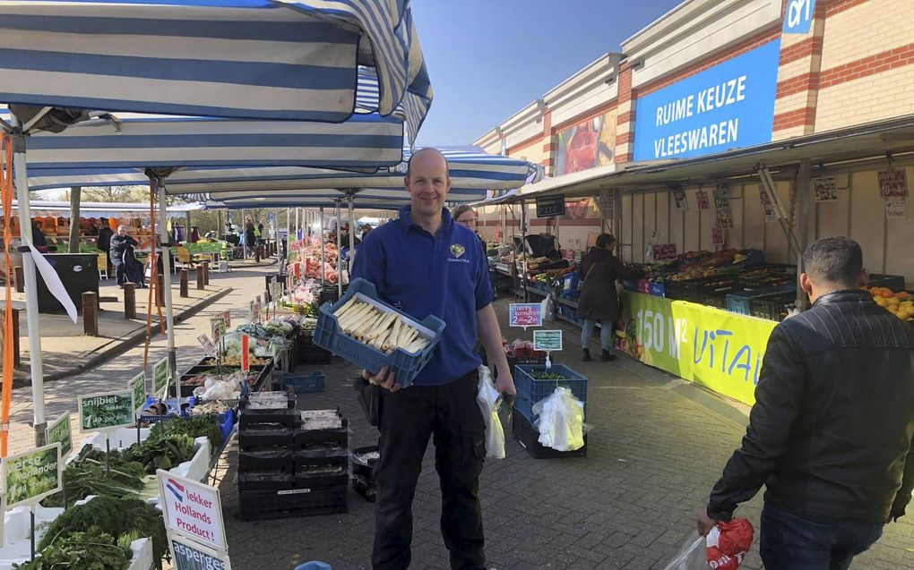 Groenteman Harmen Westerink heeft zich als een van de eersten aangesloten bij het platform totaaleten.nl waarmee marktkooplui de bezorging van hun waren gezamenlijk oppakken. beeld RD