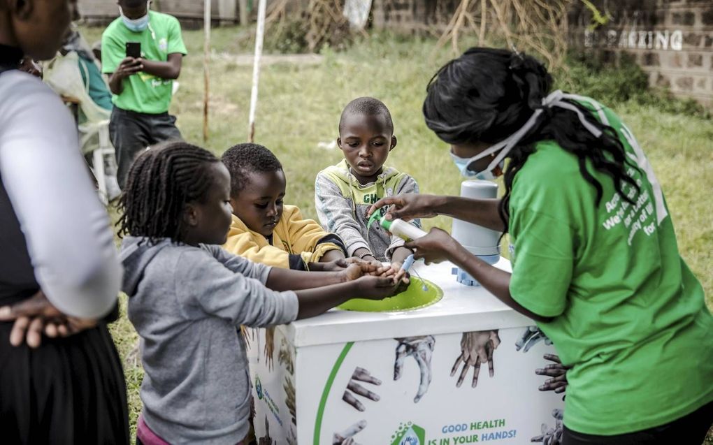 In kwetsbare landen kunnen de gevolgen van een grootschalige uitbraak van het coronavirus vele malen ernstiger zijn dan in Nederland. Foto: kinderen krijgen bij het Mbagathi Hospital in de Keniaanse hoofdstad Nairobi uitgelegd hoe ze hun handen moeten was