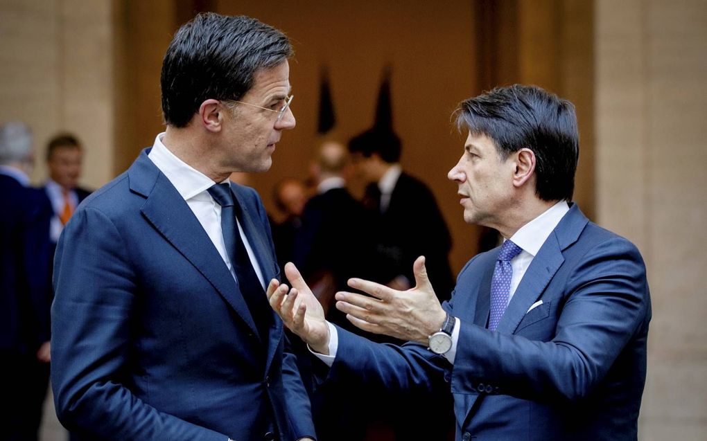 Premier Rutte en zijn Italiaanse collega Conte (r.). beeld ANP, Sem van der Wal