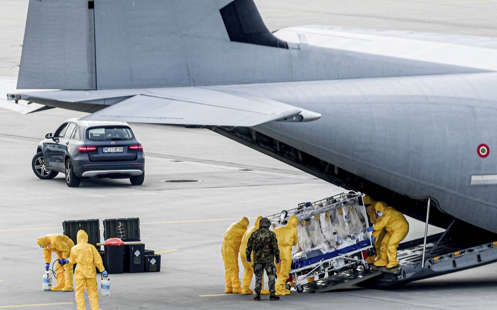 „Het coronavirus bepaalt ons bij onze lichamelijke kwetsbaarheid, die we voor een groot deel overwonnen meenden te hebben.” Foto: een Italiaanse coronapatiënt is voor ziekenhuisopname naar Dresden overgevlogen. beeld EPA, Filip Singer
