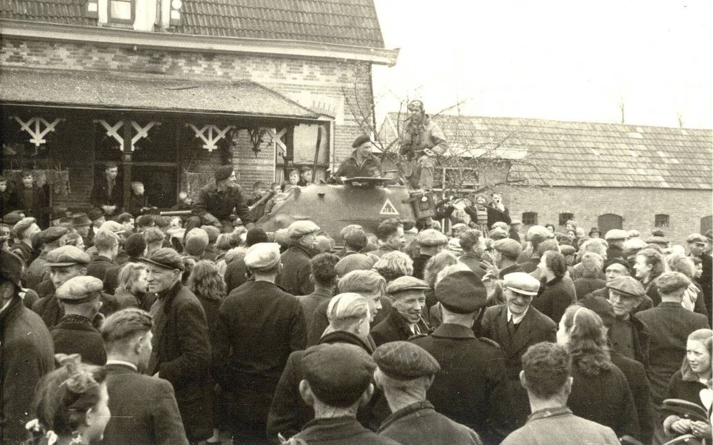 Bevolking van Vriezenveen loopt op 5 april 1945 uit om de Manitoba Dragoons te verwelkomen. beeld Nationaal Archief