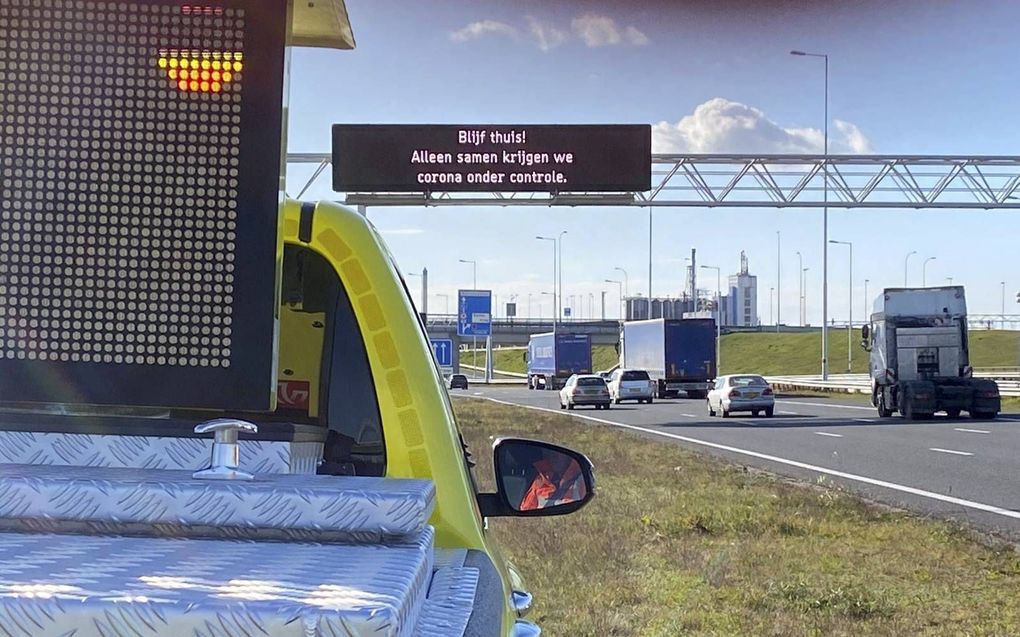 Via 400 digitale borden boven en langs de snelwegen adviseert Rijkswaterstaat automobilisten zich aan de coronavoorschriften van de overheid te houden.  beeld Rijkswaterstaat