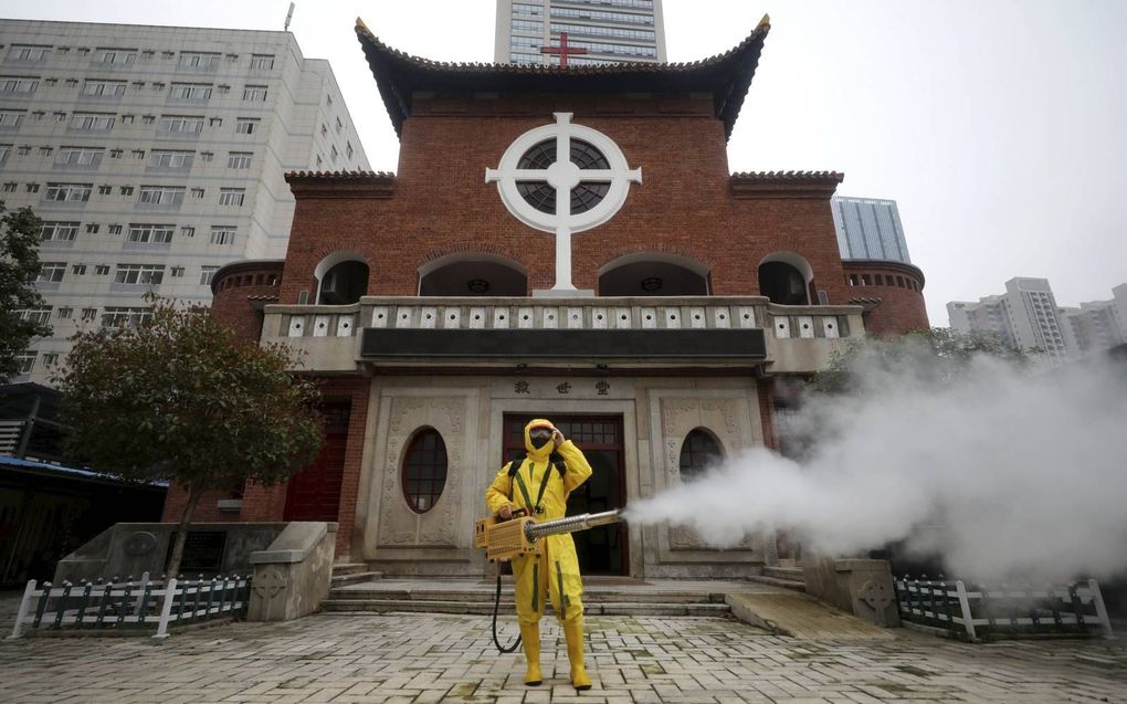 Een kerk in Wuhan wordt gedesïnfecteerd. beeld EPA