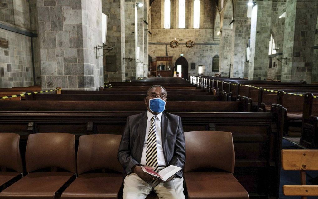 Maar één persoon woonde vrijdag in Nairobi, Kenia de uitzending van de Goede Vrijdag-dienst bij. beeld AFP, Yasuyoshi Chiba