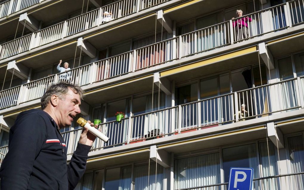 Mensen gebruiken tijdens de coronacrisis muziek om anderen op te vrolijken. Ze gaan bijvoorbeeld iets zingen in de tuin voor verpleeghuizen. beeld ANP, Martijn Beekman