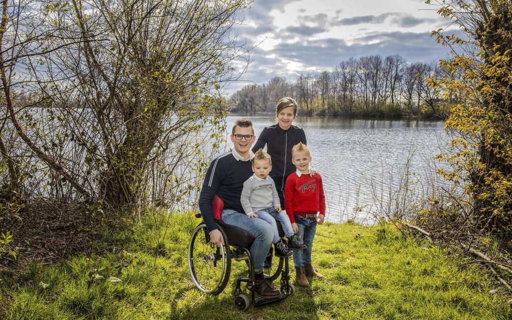 Aartjan en Dirrieke Brand met hun zonen Rowan (5) en Thijmen (2). beeld RD, Henk Visscher