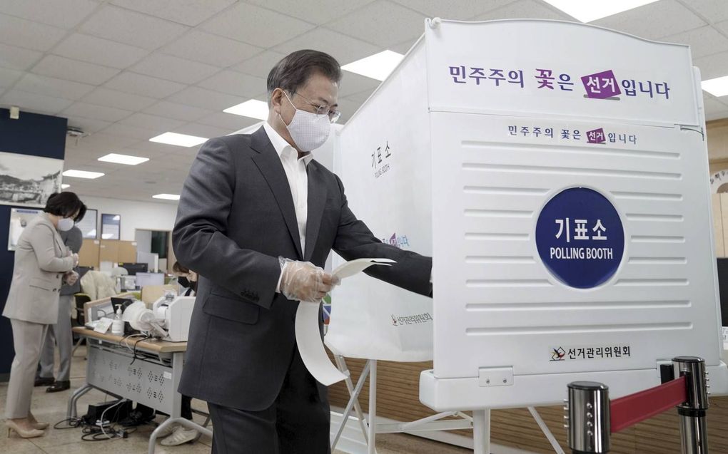 De Zuid-Koreaanse president Moon Jae-in bracht dinsdag al zijn stem uit voor de verkiezingen die officieel pas morgen beginnen. De stemming is een vertrouwenspeiling voor zijn beleid.  beeld AFP