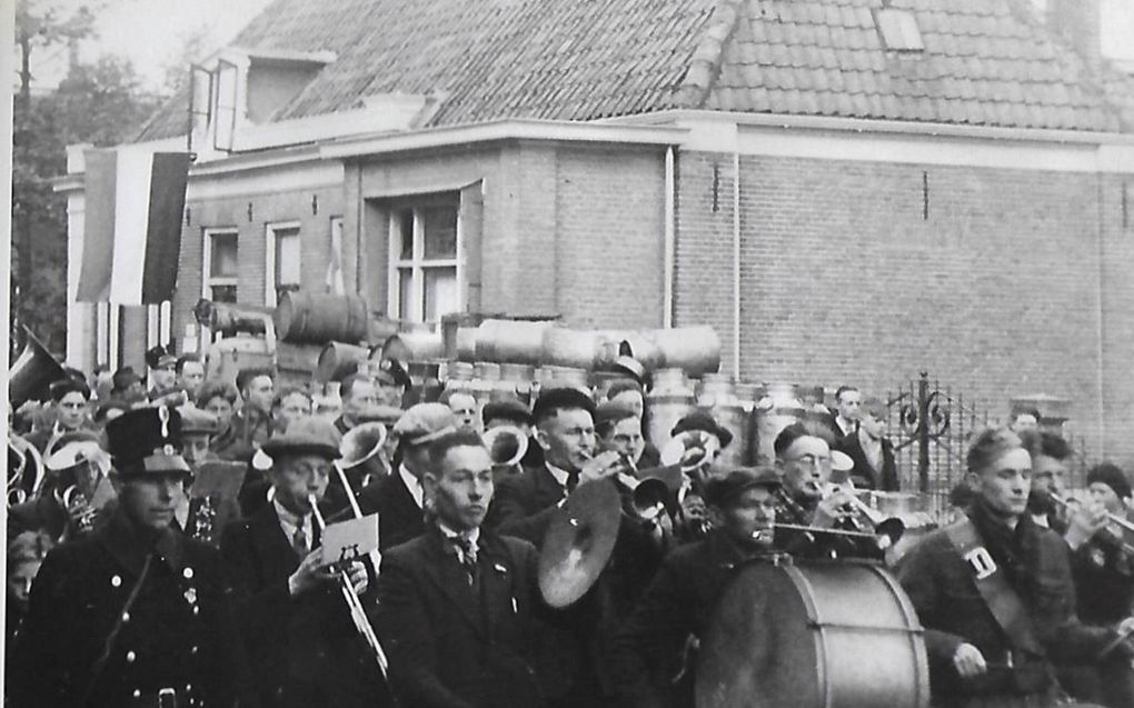 Het feest barst los in bevrijd Oldebroek. Twee weken later komt Frederik van Pijkeren om het leven. beeld Oudheidkundige vereniging De Broeklanden