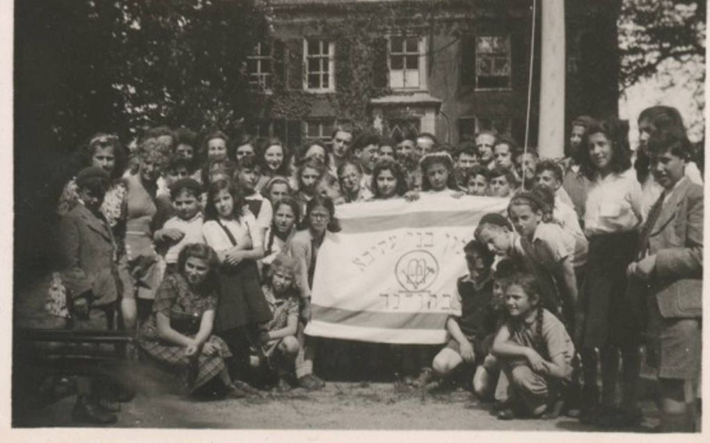 Een van de nieuwe jeugdbewegingen die na de oorlog ontstond was de orthodox-zionistische Bne Akiwa. Foto van een zomerkamp in de periode 1946-1948.  Collectie Joods Historisch Museum Amsterdam