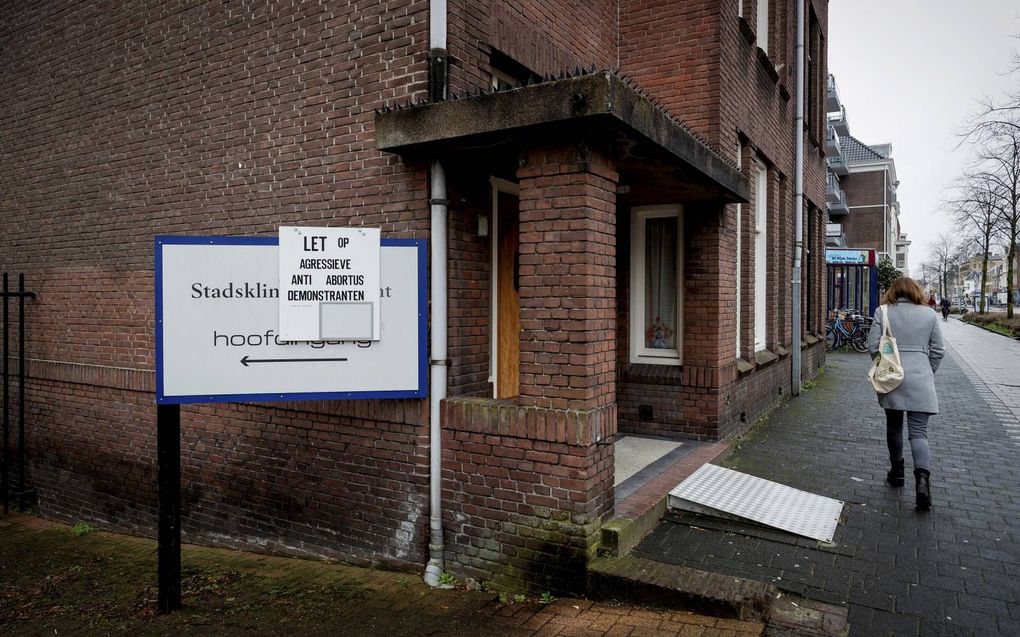 Een bord voor de deur van de abortuskliniek in Utrecht waarschuwt voor „agressieve antiabortusdemonstranten.” beeld ANP, Robin van Lonkhuijsen