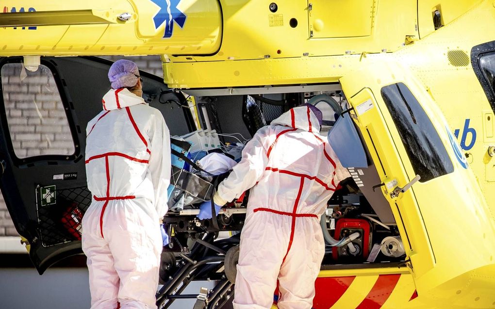 De Lifeliner 5 vervoert coronapatiënten naar intensive cares in Nederland en Duitsland. De patiënten zijn buiten bewustzijn als ze meegaan. beeld ANP, Sem van der Wal