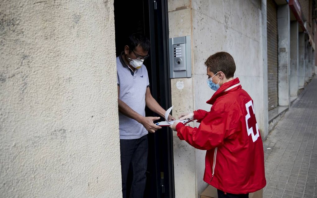 Spaanse Rode Kruisvrijwilligers leveren dringende hulp en voedsel aan mensen in nood in Barcelona, Spanje. beeld EPA, Alejandro Garcia