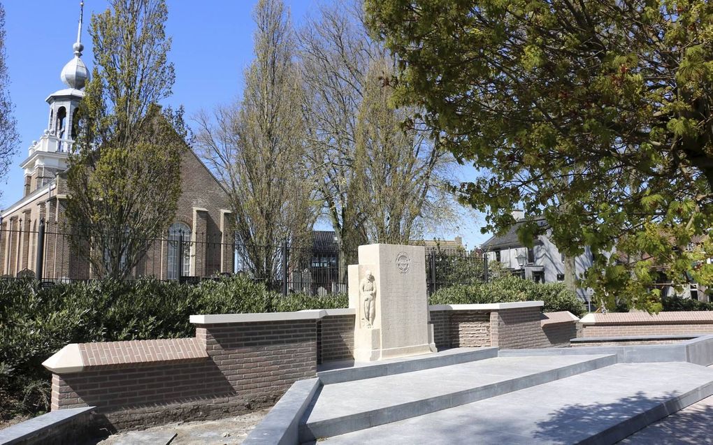 Het oorlogsmonument bij het Kerkje aan de Zee. Op dit monument staan de namen van dertien Urkers. In 1995 werden drie namen van de joodse familie Kropveld toegevoegd. beeld Riekelt Pasterkamp