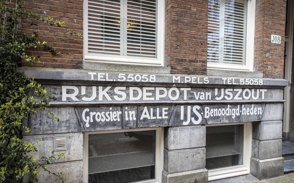 Nieuwe Kerkstraat 108. De reclame op de gevel zat sinds de Tweede Wereldoorlog onder een laag zwarte verf. beeld RD, Henk Visscher