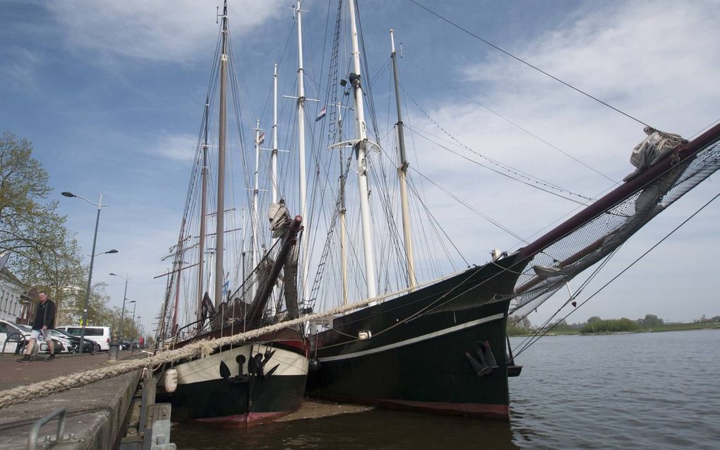 Historische zeilschepen kunnen door de coronamaatregelen niet uitvaren. Foto: de Hester en de Summertime liggen noodgedwongen in Kampen aan de kade. beeld Michiel Satink