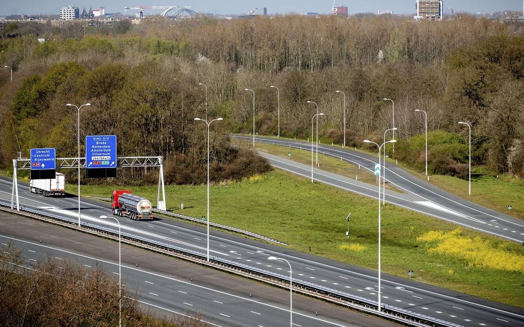 Een vrijwel lege A28 bij Utrecht van bovenaf. De extreme rust in het verkeer maakt onderhoud aan wegen eenvoudiger. Het kabinet wil werk aan (water)wegen en sluizen zo mogelijk naar voren halen. beeld ANP, Sem van der Wal