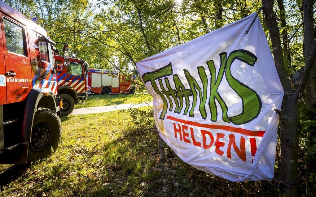 Een steunbetuiging aan de hulpverleners in het Limburgse dorp Herkenbosch. Het hele dorp is ontruimd vanwege de aanhoudende rookoverlast in het gebied.  beeld ANP, Marcel van Hoorn