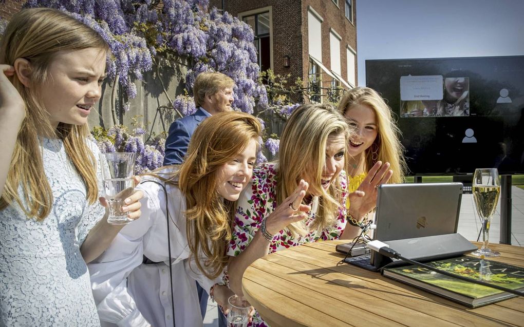 Koning Willem-Alexander, koningin Máxima en de prinsessen Amalia, Alexia en Ariane brengen voor Paleis Huis ten Bosch een toost uit op Koningsdag. beeld ANP, Patrick van Katwijk