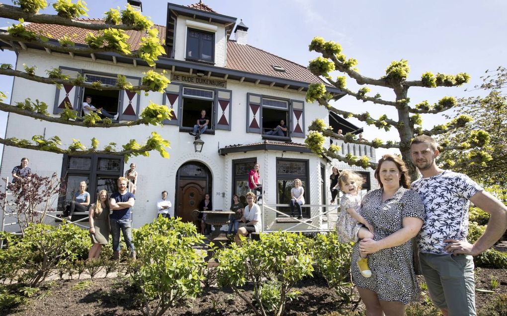 Hannah en Coen Speksnijder voor hun zalenverhuurcentrum De Duikenburg in het Gelderse Echteld. Op de achtergrond staan familieleden en medewerkers. beeld Anton Dommerholt