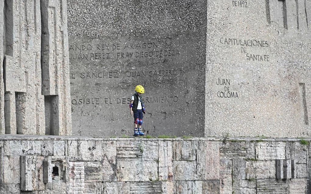 Een kind skeelert op een verlaten plein in Madrid, Spanje. Minderjarigen mogen sinds zondag een uur per dag naar buiten. beeld EPA, Fernando Villar