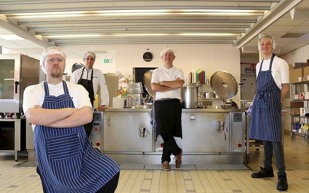 De koks van restaurant Post koken nu niet voor hun gasten, maar voor armen, dak- en thuislozen en ouderen die het huis niet uit kunnen. beeld RD