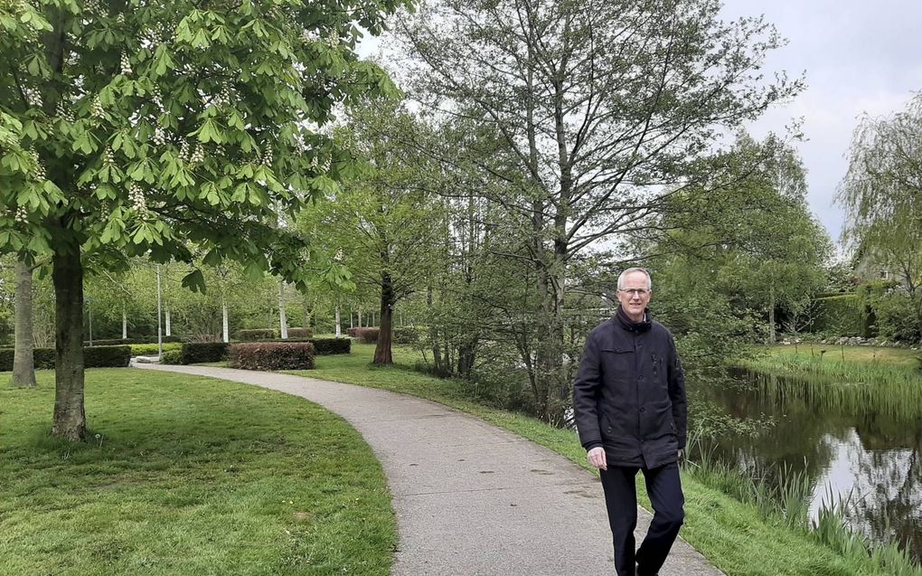 Gerben Jongsma begint vroeg en maakt tussen het werk door een wandelingetje.  beeld RD