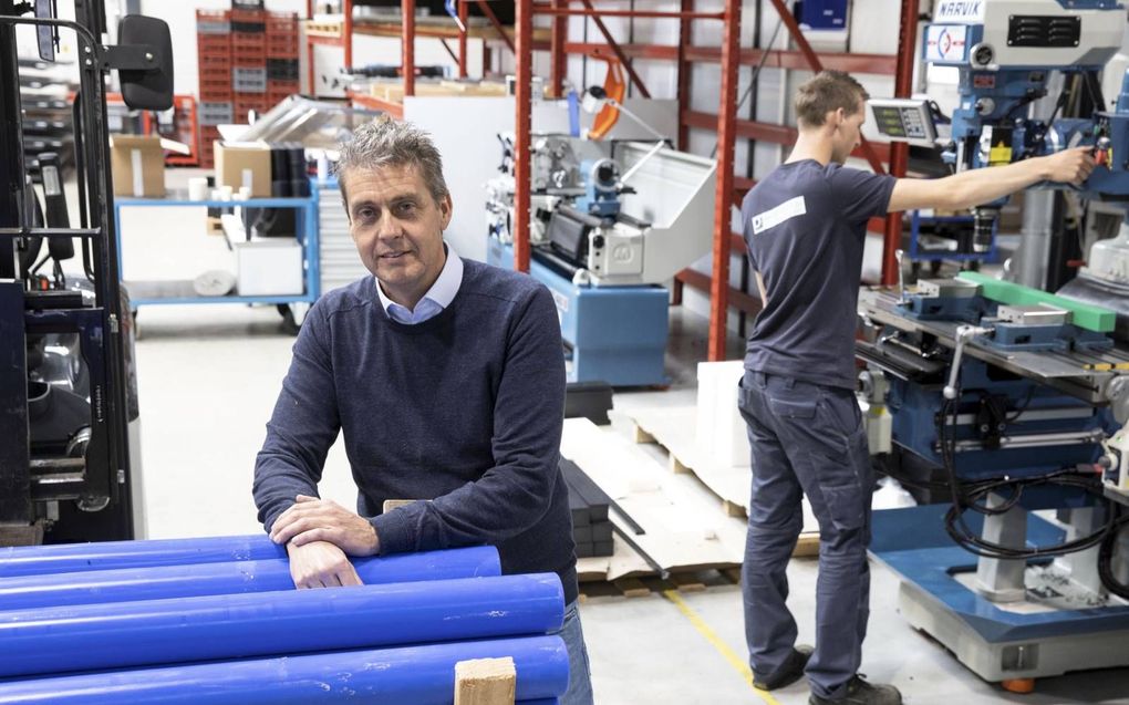 Directeur Jaap Pekaar in de fabriek van Pekaar Plastics in Goes. Waar veel bedrijven gebukt gaan onder de coronacrisis, draait zijn onderneming nu op volle toeren. beeld RD, Anton Dommerholt