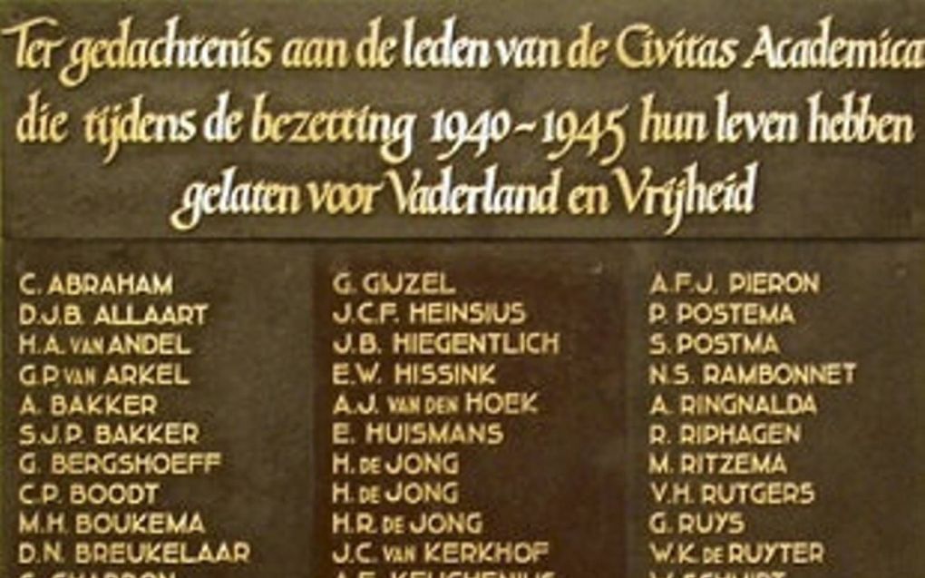 Op het herdenkingsmonument in de hal van de Vrije Universiteit staan de namen van 89 mensen die aan de VU verbonden waren en gevallen zijn in de oorlog. beeld HDNP