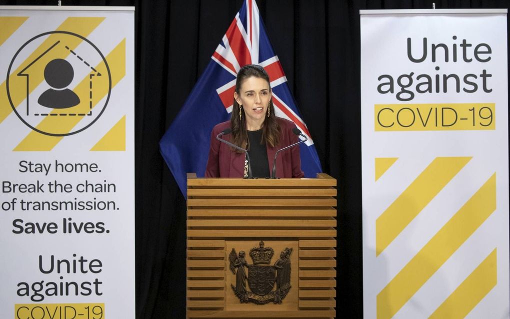 „President Jacinda Ardern van Nieuw-Zeeland verklaarde in een interview: „Sommige landen hebben aanvankelijk gedacht aan groepsimmuniteit als strategie. Dat had betekend dat tienduizenden landgenoten gestorven zouden zijn. Het is voor ons nooit een optie 