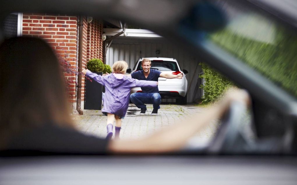 De zorgregeling kan op losse schroeven komen te staan. Bijvoorbeeld vanwege angst voor besmetting bij de andere ouder. beeld iStock