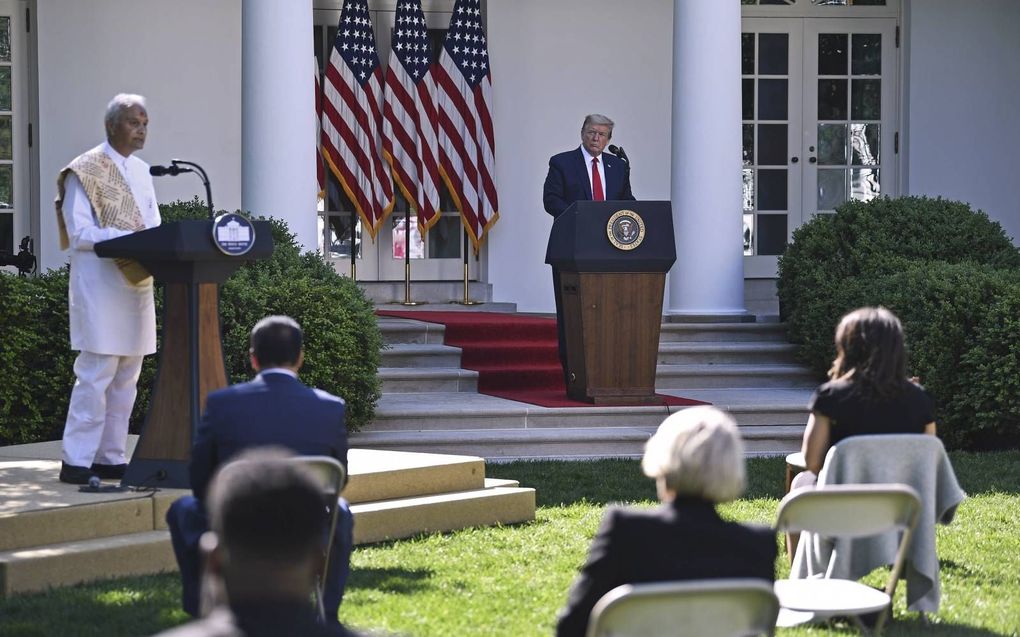 De Amerikaanse president Donald Trump woonde donderdag in de tuin van het Witte Huis een nationale gebedsbijeenkomst bij. Op uitnodiging van de president reciteerde ook hindoepriester Pujari Harish Brahmbhatt uit Robbinsville een gebed (foto). beeld AFP, 