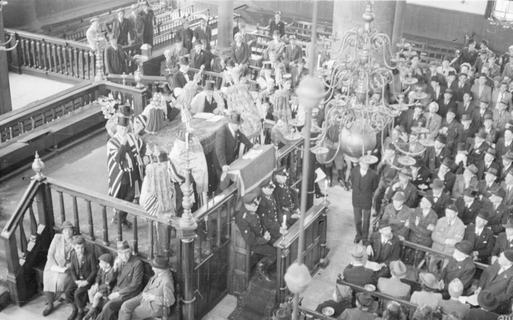 Joodse overlevenden van de Holocaust treffen na de bevrijding een Nederland aan dat vooruit wil en niet de moeite neemt zich in de oorlogservaringen van Joden in te leven. Foto: Heropening van de Portugese synagoge te Amsterdam op 9 mei 1945. beeld Nederl