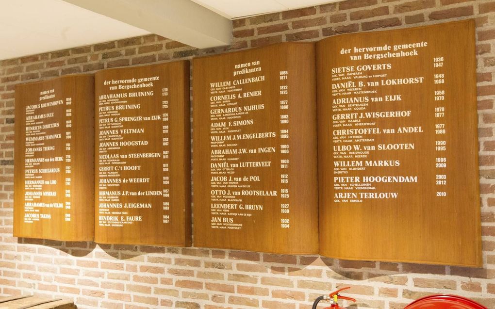 Hoe moet het met beroepingswerk in deze crisistijd? Archieffoto: predikantenbord in het kerkgebouw van de hervormde gemeente te Bergschenhoek. beeld RD, Anton Dommerholt