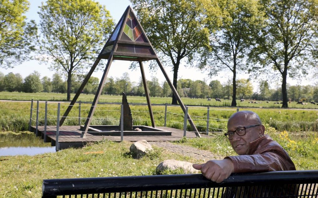 Jongeren gebruiken het Molukse monument in Rouveen als hangplek. beeld Eelco Kuiken